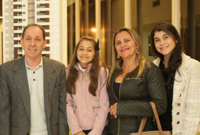 Em família: Fernando Augusto Pinto fotografado ao lado da esposa  Edileide Felipe e das filhas Ana Luiza Felipe e  Fernanda Felipe