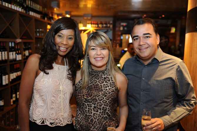 A Empresária Denise Brito com o casal Vera e Paulo Delmondes.