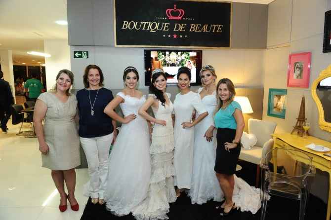 Lilian Veron ao lado da Gerente Regional da Plaenge Ada Lima, e noivas, Lívia Tosta e Maria Luiza Ramires.