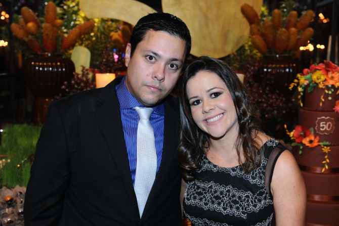 O casal Leandro Siravegna e Adriana, (que comanda a tradicional farmácia Farmalabe). Ele comemora na próxima terça-feira (25) a troca de idade.