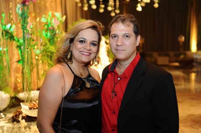 A aniversariante do próximo dia 6, Andrea Saab com o marido Henrique Baroli
