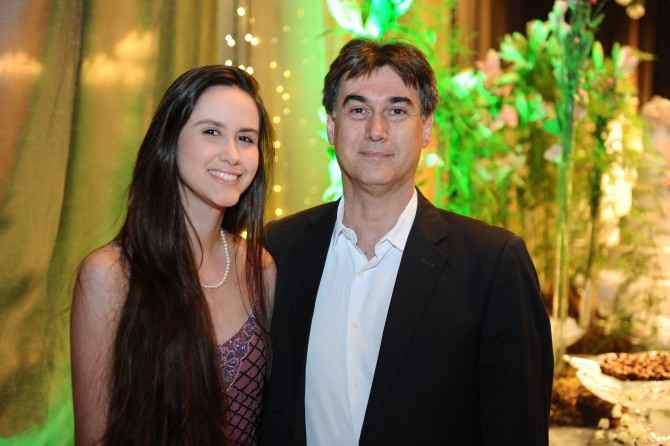 Giovanna Moreschi Peres Silva posando para a foto ao lado de seu pai Osny peres Silva, ele que aniversaria no próximo dia 9.
