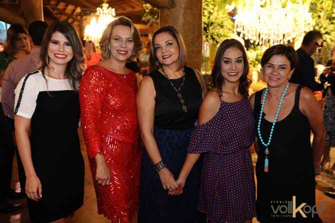 Mulheres elegantes e atuantes: Karla Lyara, Nayara Barbosa, Dione Anache, Andressa Queiroz e Meire Faracco, clicadas para a coluna. 