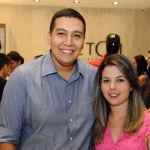 O cerimonialista José Antonio Acosta Contrera fotografado ao lado de Mariely Contrera