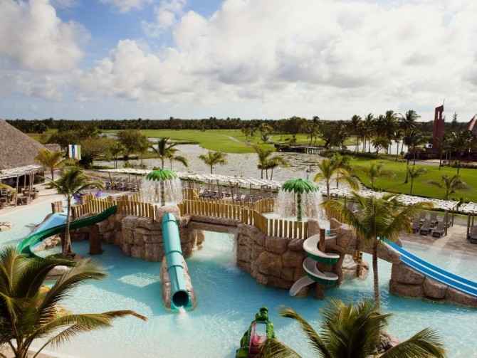 swimming-pool-hotel-barcelo-bavaro-palace-deluxe-entertainment-551-9573