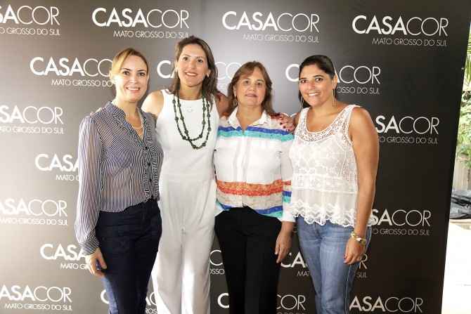 A diretora executiva da Casa Cor MS Tatiana Ratier, ao lado de Soraia Dibo, Isolina Dibo e Adriana Dibo, proprietárias do imóvel onde acontecerá a mostra.