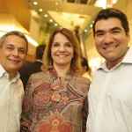 Ada Maria de Lima (Gerente Plaenge) com o cliente Marcos Francisco Perassolo (esq) e Consultor de Negócios Breno Freitas (Dir.)