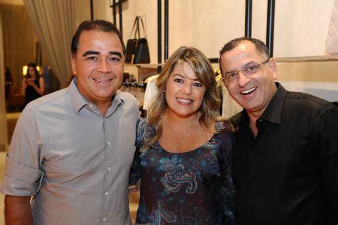 O animado casal Paulo Delmondes e Vera ao lado do jornalista Jefferson de Almeida