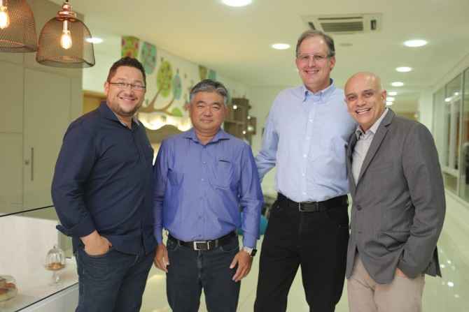 Márcio Oshiro, Edson Kawamoto, Gerente Regional da Plaenge Luiz Octávio Pinho e  o apresentador José Marques.