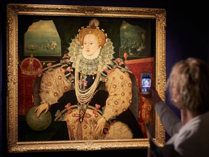 Visitante fotografa o retrato de Elizabeth I feito por um artista desconhecido e que celebra a vitória britânica no mar sobre a Espanha, no Museu Marítimo Nacional em Londres, Inglaterra