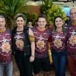 Gil Saldanha, um dos padrinhos da festa, fotografado ao lado de alguns convidados.