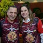 O anfitrião ao lado da advogada Carol Rezende.