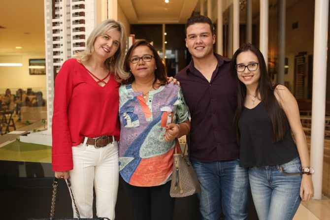 6 - Sandra Vieira e Marilda Ribeiro com os filhos Lucas Eduardo Ribeiro e Amanda Vieira