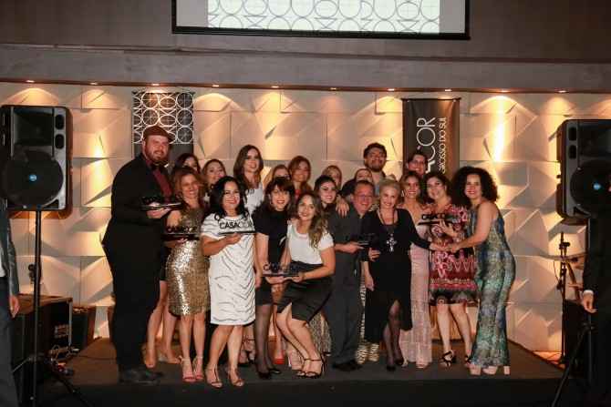 Os grandes vencedores da edição 2016 da Casa Cor MS posando para a foto oficial. 