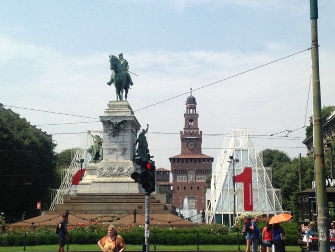 Estátua de Giusepe Garibaldi e Castello Sforzesco no fundo.