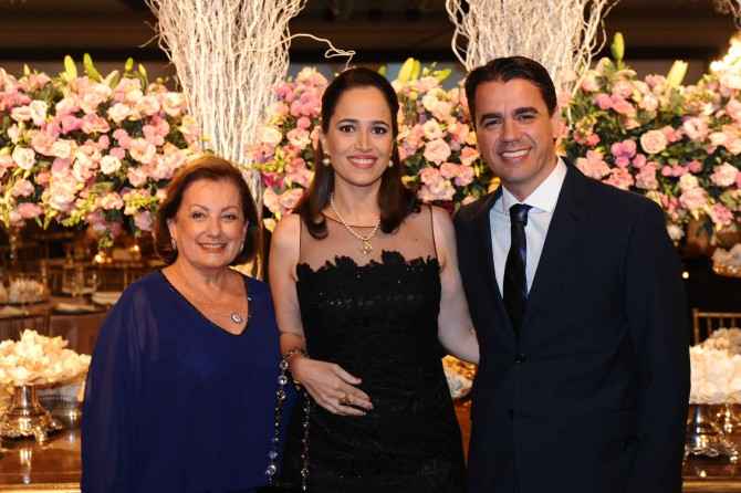 Em noite de festança, Christina Carvalho ao lado de Sabrina Adorno e Guilherme Alcântara Carvalho.
