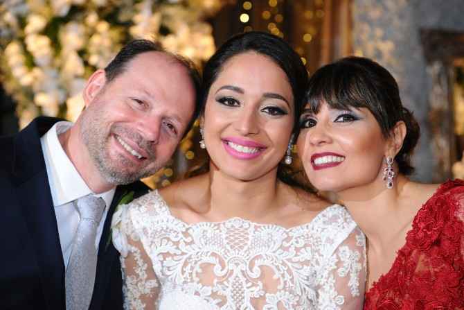 Familia reunída: a noiva Isabella Lima Parizotto fotografada com seus pais Symonne de Oliveira Lima Parizotto e Valério Antônio Parizotto.