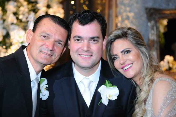 O noivo Thiago Mortari Paula, clicado ao lado de seus pais Raul Gonçalves Paula e Ercilia Mortari Paula,by Marcos Vollkopf.