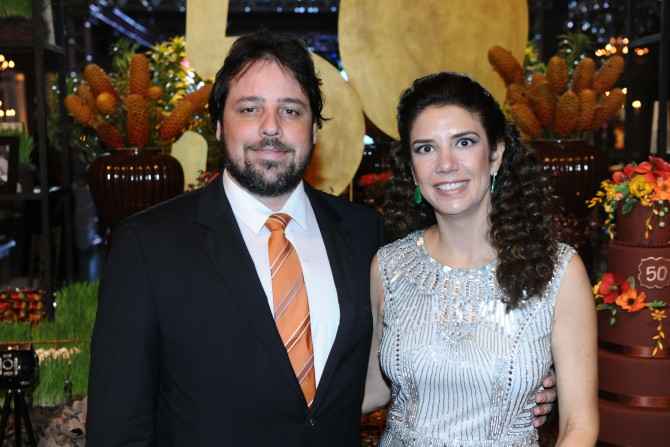 O advogado Marcelo Alfredo Kroetz e a administradora Renata Rezende que festeja no próximo dia 25 o seu aniversário. 