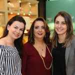 Patrícia Faracco ladeada por Glecia Leite e pela sommelier, Mayara Pauletti