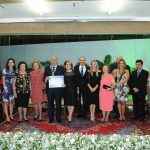 Família posando para a foto após a solenidade de posse do senador Pedro Chaves