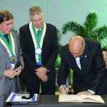 No momento da assinatura de posse na Academia de Letras