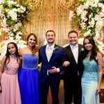 Noivo com seus pais e suas irmãs Tais Trad e Fabiana Trad