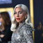 2787012-lady-gaga-investe-em-look-prateado-para-950×0-4