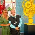 A jornalista Tatiana Ratier fotografada ao lado do arquiteto Luís Pedro Scalise