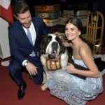 Klebber Toledo e Camila Queiroz com a cadela Sofia