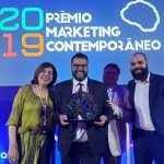 Equipe da MV Agência com o troféu da Associação Brasileira de Marketing de Negócios