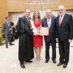 O desembargador Odemilson Roberto Castro Fassa ao lado da esposa, Claudia Fassa, Professor Pedro Chaves Santos Filho e o desembargador Ruy Celso Barbosa Rocha