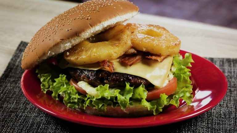 Aprenda a preparar hambúrguer suíno gourmet