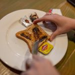 Café da Manhã australiano com pães e Vegemite
