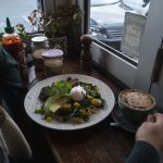 Café da Manhã australiano com pães e abacate
