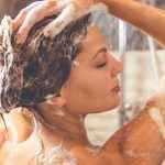 mulher-banho-cabelo-1400×800-0718