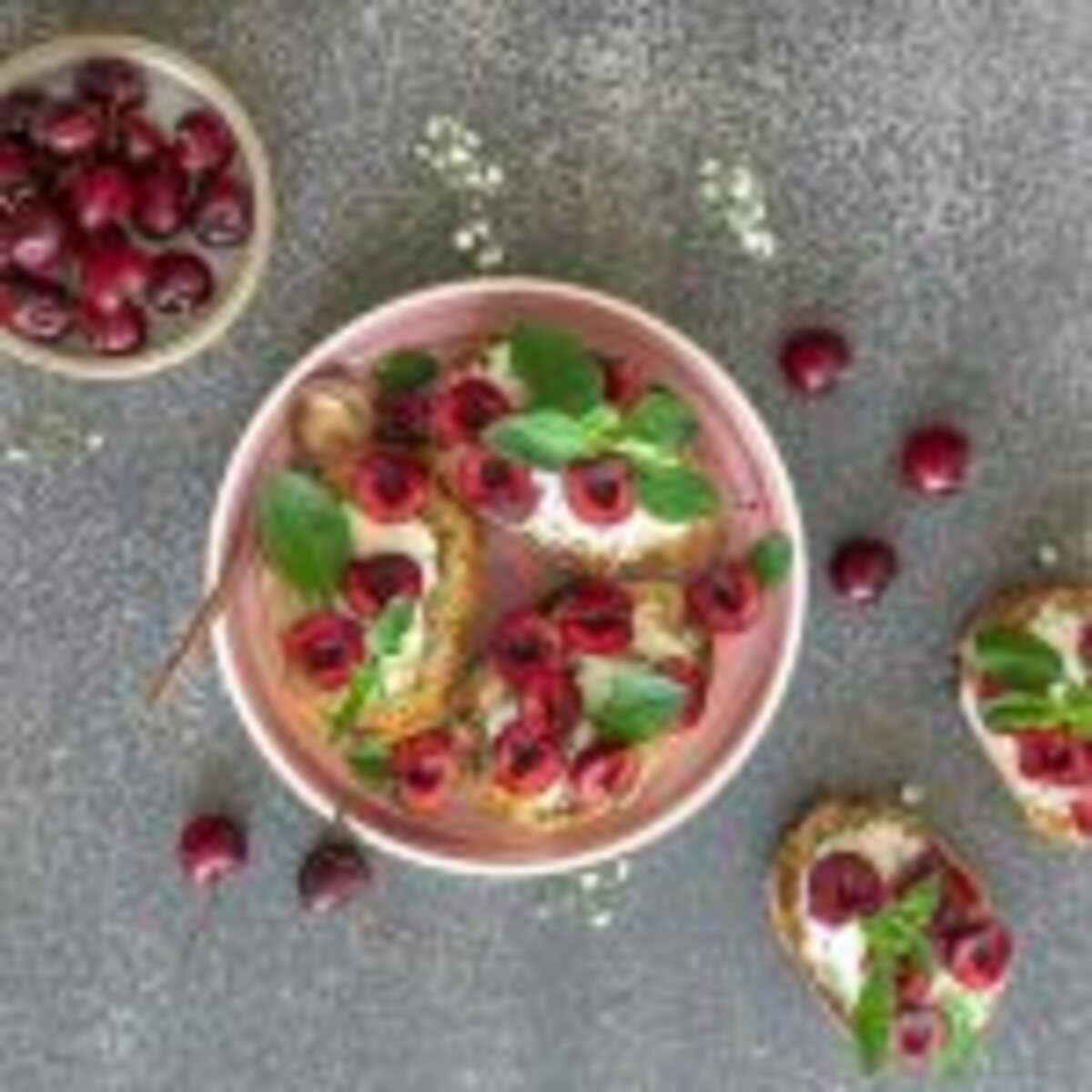 Crostini com queijo de cabra e cerejas-​