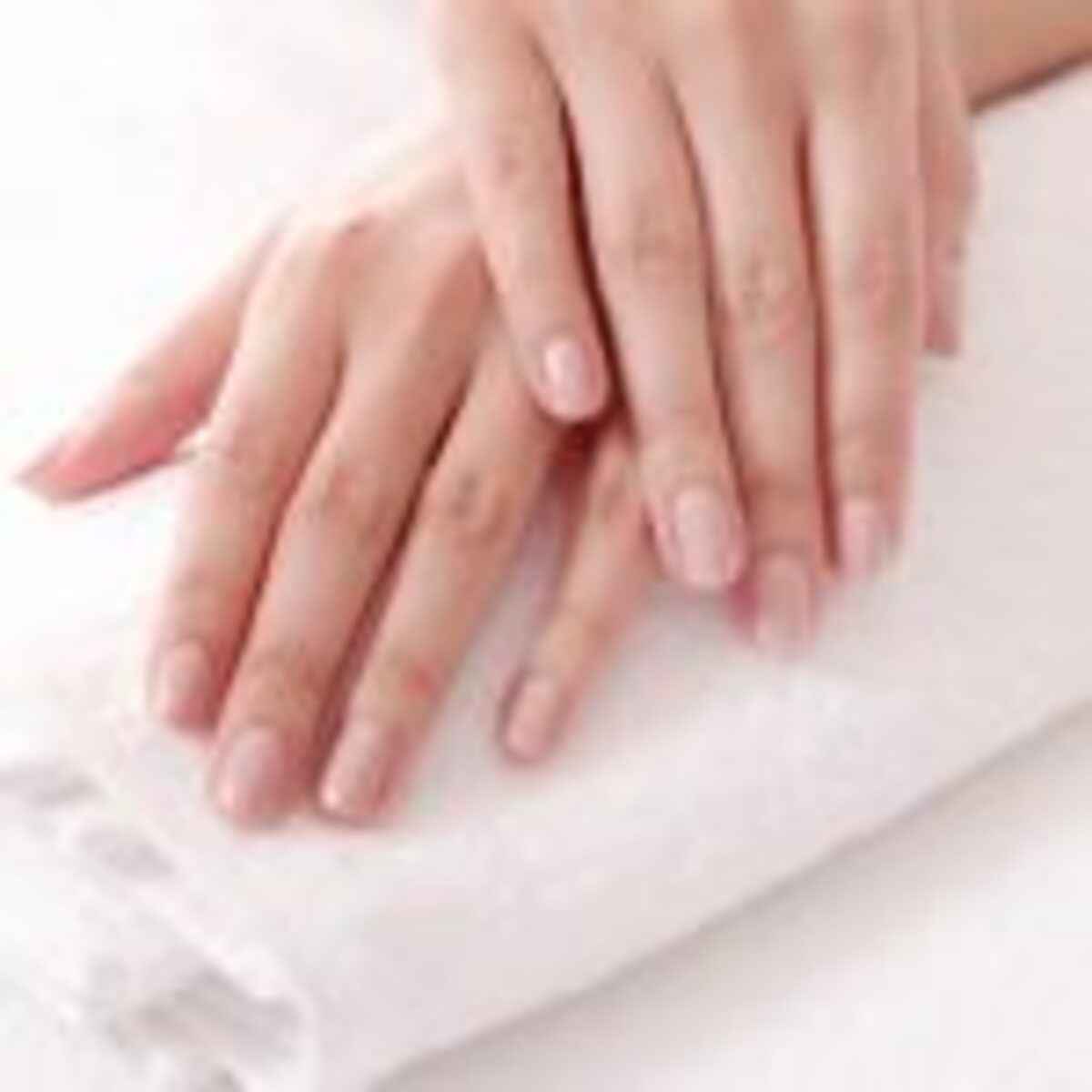 maos-com-unhas-bonitas-conceito-de-aliciamento-e-manicure_144627-33193