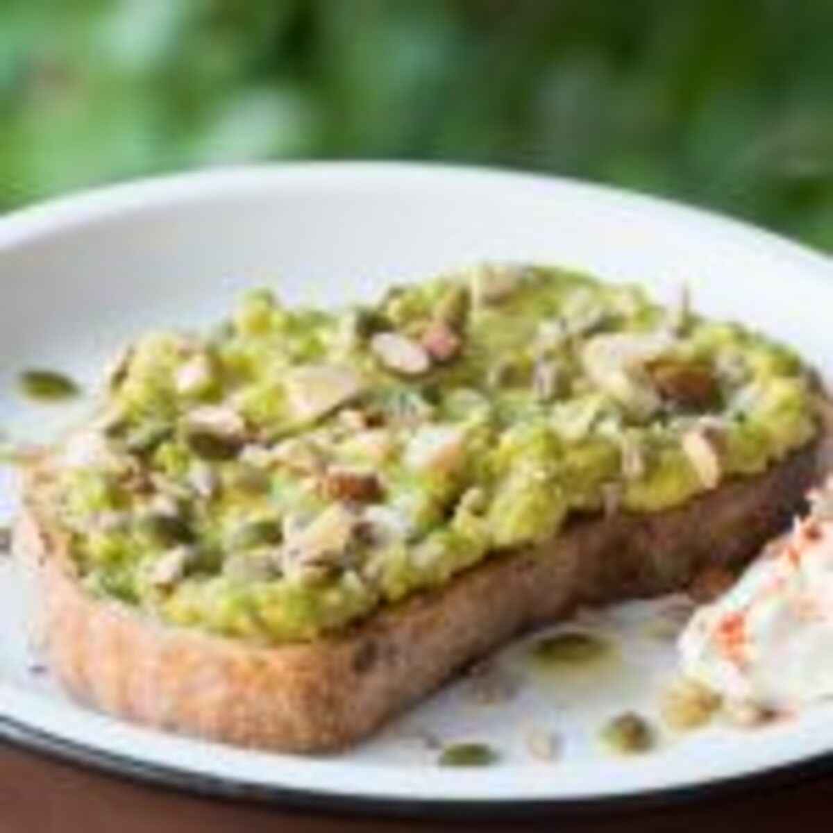 Botanikafé Jardins_Avotoast-pão com avocado,mix de nuts e coalhada da casa com páprica_Raphael Dib