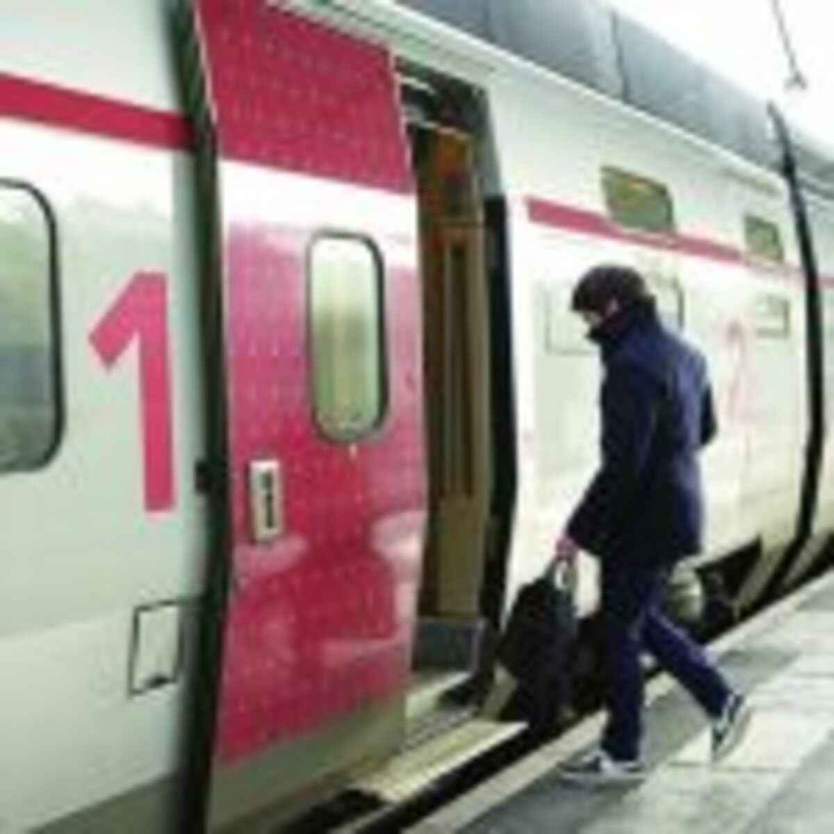 Passageiro-embarca-no-TGV-Lyria-Credito-Rail-Europe-1014×598