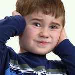 Telex – imagem menino tapando os ouvidos