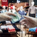 al-comprar-ropa-tienda-comprador-paga-dinero-compra-estilo-vida_359031-9346