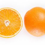 laranjas-fatiadas-e-inteiras_144627-3981