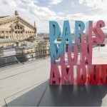 Tótem com logo da campanha Paris Mon Amour no telhado da Galeries Lafayette