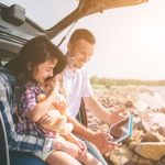 familia-feliz-em-viagem-de-carro_152404-10852