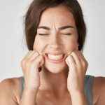 19967-o-bruxismo-pode-trazer-muita-dor-de-cabe-slider_medias-1