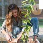 Gisele-plantando-arvore-frutifera-na-matriz-do-Grupo-Ambipar-em-Nova-Odessa-durante-sua-vista-nesta-semana