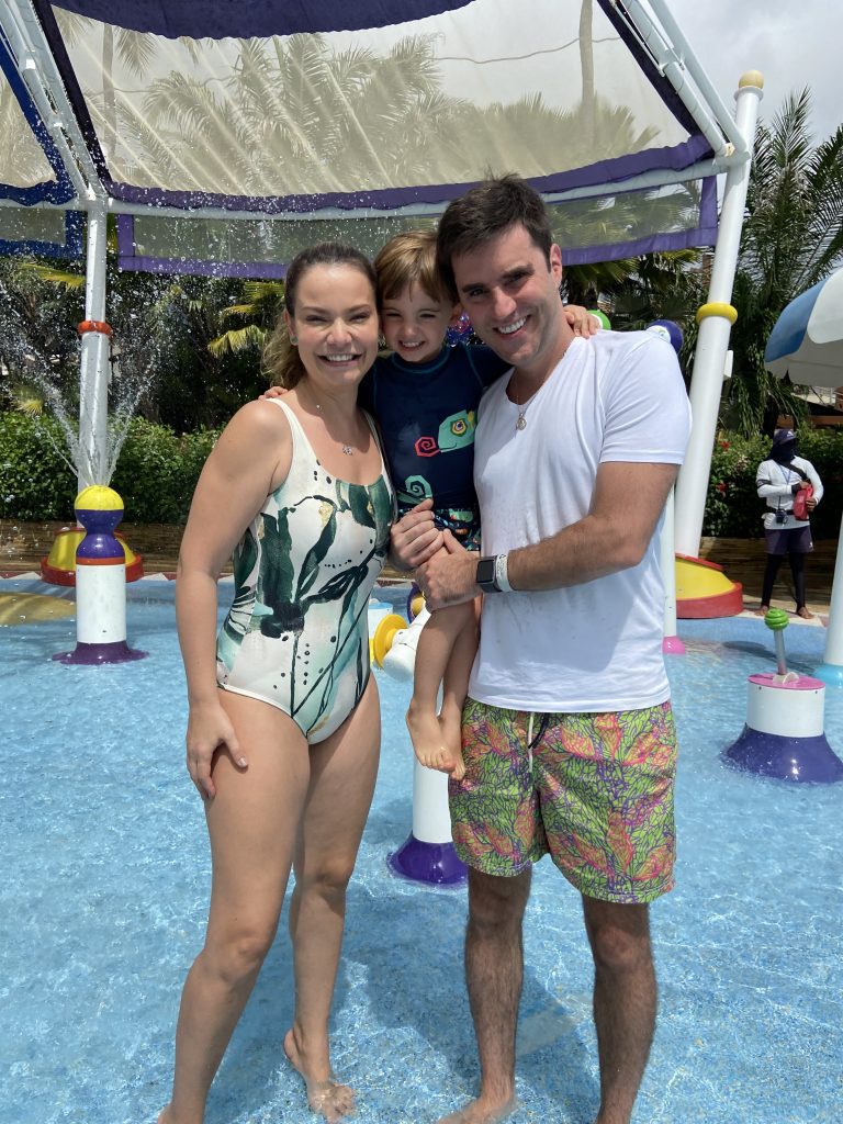 A atriz Milena Toscano aproveitou dias de folga no Beach Park