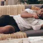 homem-jovem-sentado-no-sofa-assistindo-a-tv-sedentario-sedentarismo-1659966178831_v2_900x506