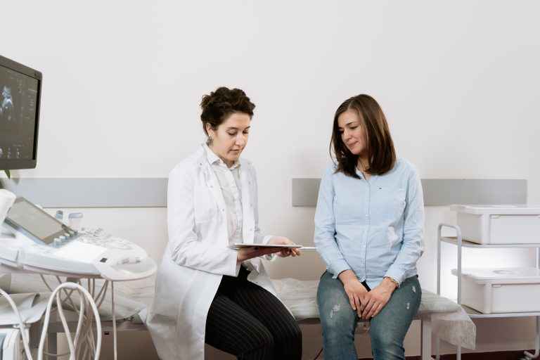 Mulheres enfrentam a falta de acesso a cuidados médicos
